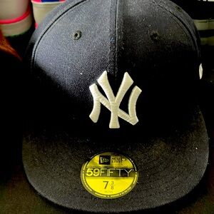 Yankee fitted hat.